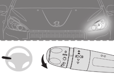 Verlichting en signalering Handbediende follow me home-verlichting Deze functie zorgt ervoor dat na het afzetten van het contact de dimlichten nog even blijven branden om het uitstappen in het donker