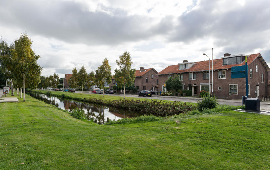 AALSMEERDERBRUG Hortensialaan 32 269.000,- k.k. Deze royale hoekwoning, 3 onder 1 kap, is op steenworp afstand van de Westeinderplassen en nabij het oude centrum van Aalsmeer gelegen.