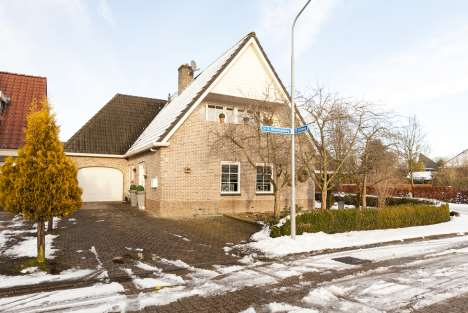 OMSCHRIJVING INDELING Degelijk en solide gebouwde vrijstaande woning met inpandige garage en slaapkamer op de begane grond.