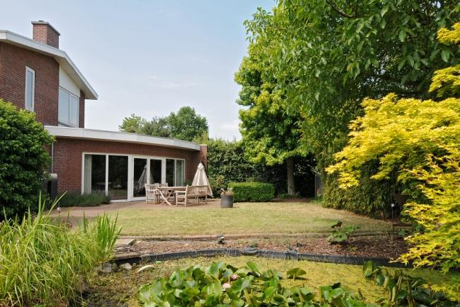 Tuin De heerlijke privacyrijke en geheel omheinde tuin is gelegen op het zuidoosten. De tuin is ca.