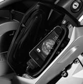 ORIGINELE BMW ACCESSOIRES Ergonomie en comfort Windscherm GT Het smalle windscherm GT onderstreept de dynamische uitstraling van de K 1600 GTL en beschermt het bovenlichaam merkbaar tegen rijwind.