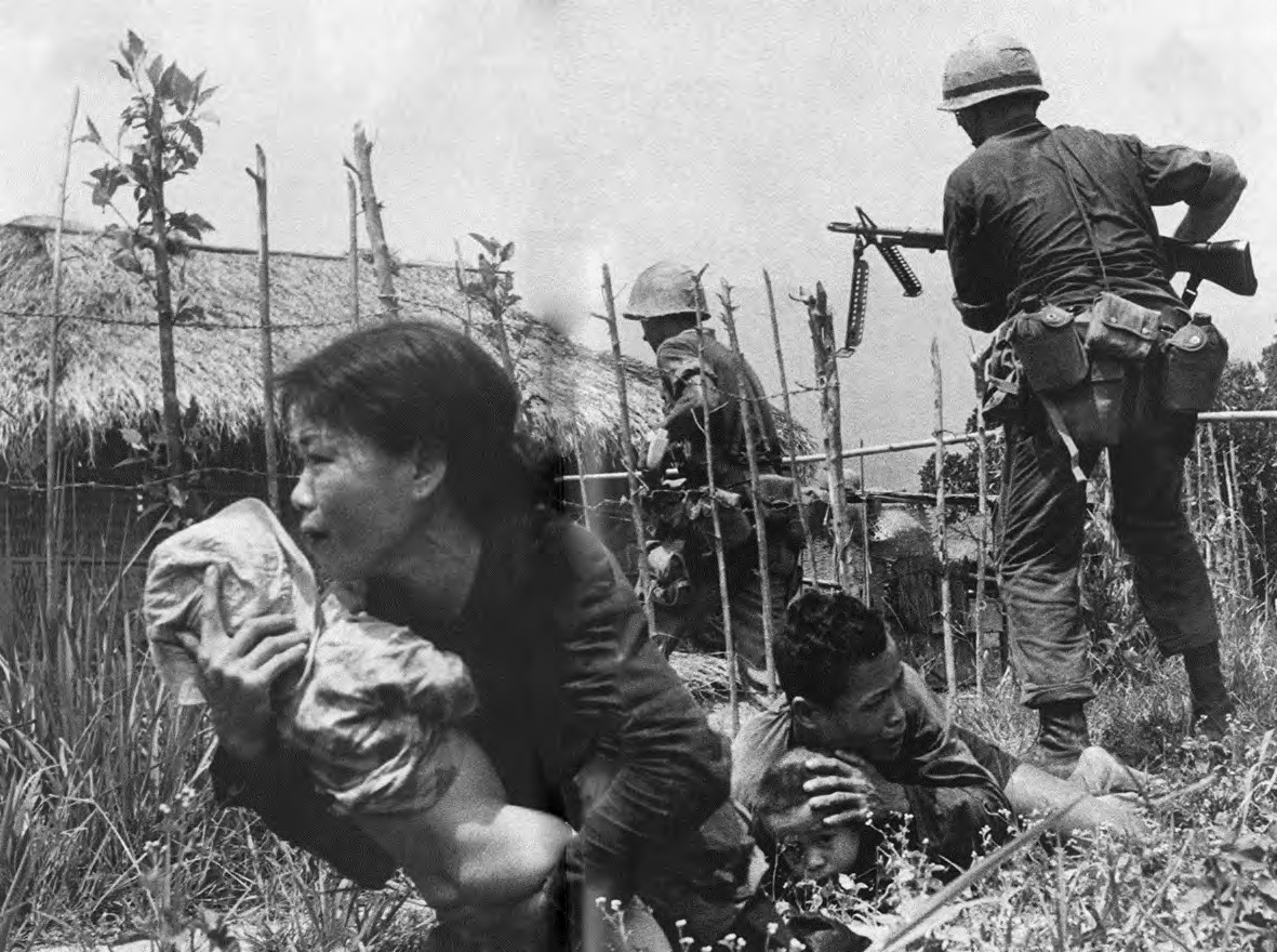 bron 10 De Amerikaanse fotograaf Eddie Adams is op 25 april 1965 getuige van een actie van Amerikaanse mariniers, die in een Zuid-Vietnamees dorp zoeken naar Vietcongstrijders.