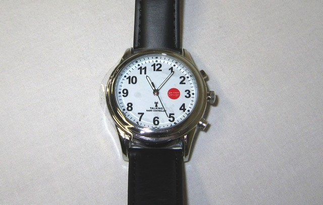 020001769 Arsa quartz herenzakhorloge met puntindicaties, verguld met zilverkleurige wijzerplaat van 3,7 cm, te openen bij 3 uur, met springslot.