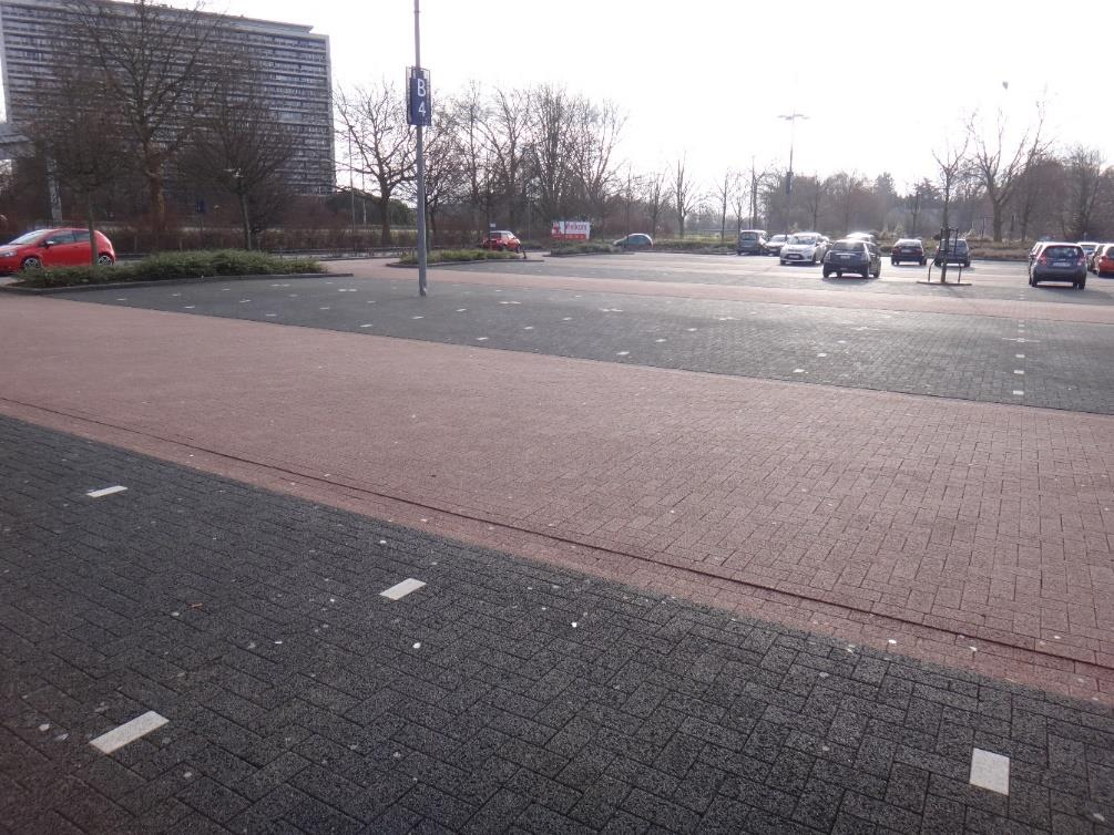 Figuur 71: Sint-Niklaas, Kapelstraat : terreinfoto 2 Opmerkingen De Waasland Shopping wordt druk bezocht en dus krijgt de parking dagelijks veel verkeer te verwerken.