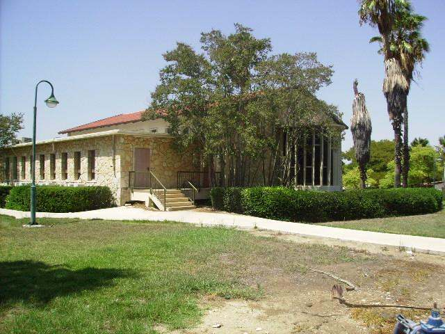 Yeshiva Chafetz Chaim in Queens, New York. Synagoge in Kibbutz Chafetz Chaim, Israel.