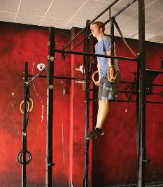 BURPEE OVER BAR OVERHEAD SQUAT Op de grond liggen met borst en heupen in contact met de Met beide voeten tegelijk afzeten en over de barbell springen Met één voet afzeten voor de sprong telt niet