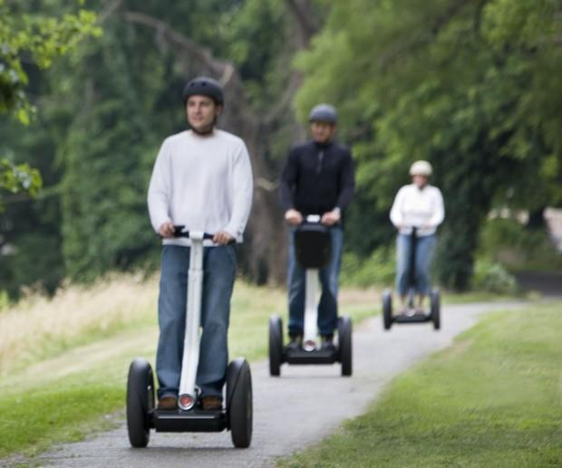 Segway De Segway is het eerste zelfbalancerende, elektronisch aangedreven eenpersoons vervoersmiddel ter wereld.