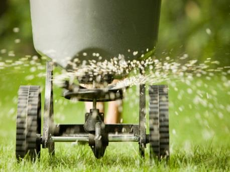 Stap 3 Graszoden leggen Gazon onderhoud, grasmaaien, bemesting en beluchten Laat het gras niet verdrogen en daarom is direct water geven een pré.