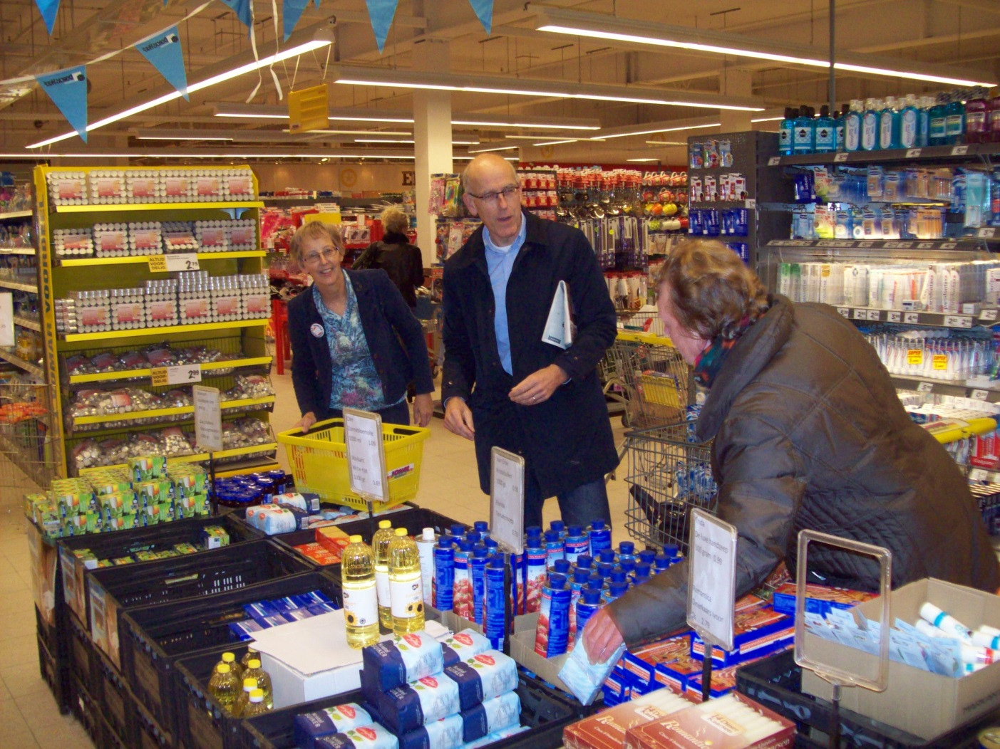 Op de actiedag Voorbereiding in de supermarkt Wees op tijd aanwezig! Zet alles klaar en bespreek met de bedrijfsleider wat u gaat doen. Hang posters op. Zet de voedseldozen klaar.