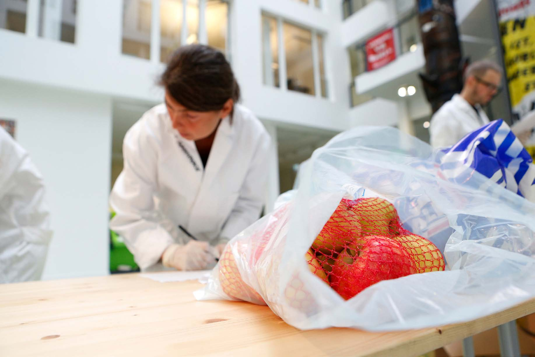 Joerg Modrow / Greenpeace Pesticiden op appels uit de supermarkt Alle monsters van de appels uit de supermarkt voldeden aan de wettelijke normen (Maximale Residu Limiet) voor residuen van
