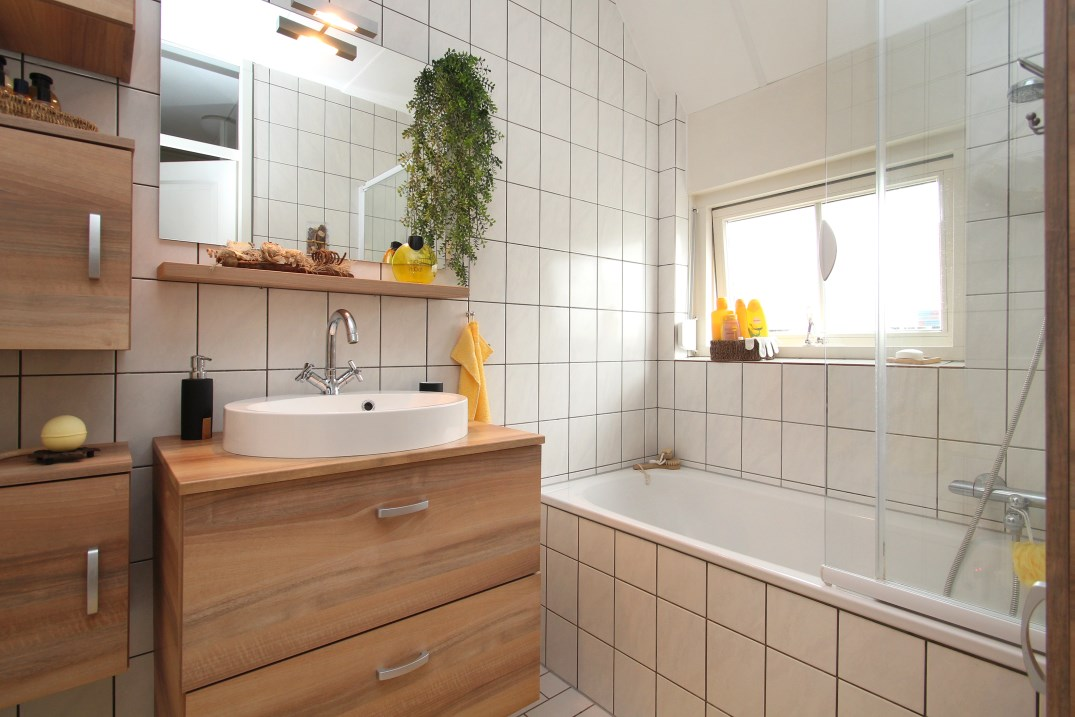 Keuken (± 4,6 m²) In de halfopen keuken staat een moderne aanbouwkeuken met granieten aanrechtblad (2008) welke is uitgerust met een afzuigkap, koelkast en gaskookplaat.