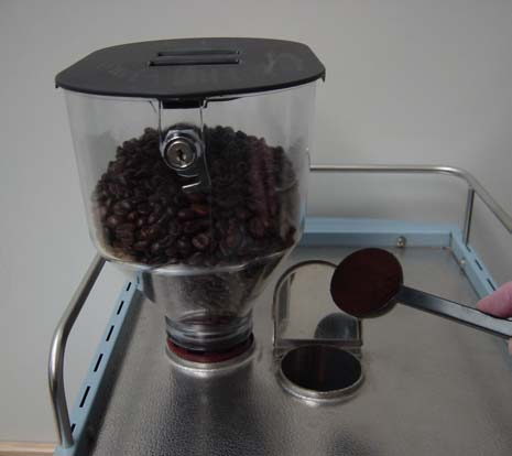 4.4.2 Voorgemalen koffie (invoer met de hand) Naar keuze kunnen producttoetsen voor het gebruik van voorgemalen koffie (bijv. coffeïnevrij) worden geprogrammeerd.