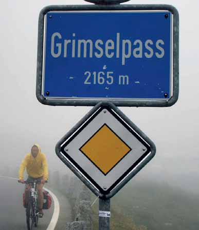 We besluiten om een ranglijst van onze bergpassen samen te stellen De Oberaarsee (2303 m) ontwaakt.