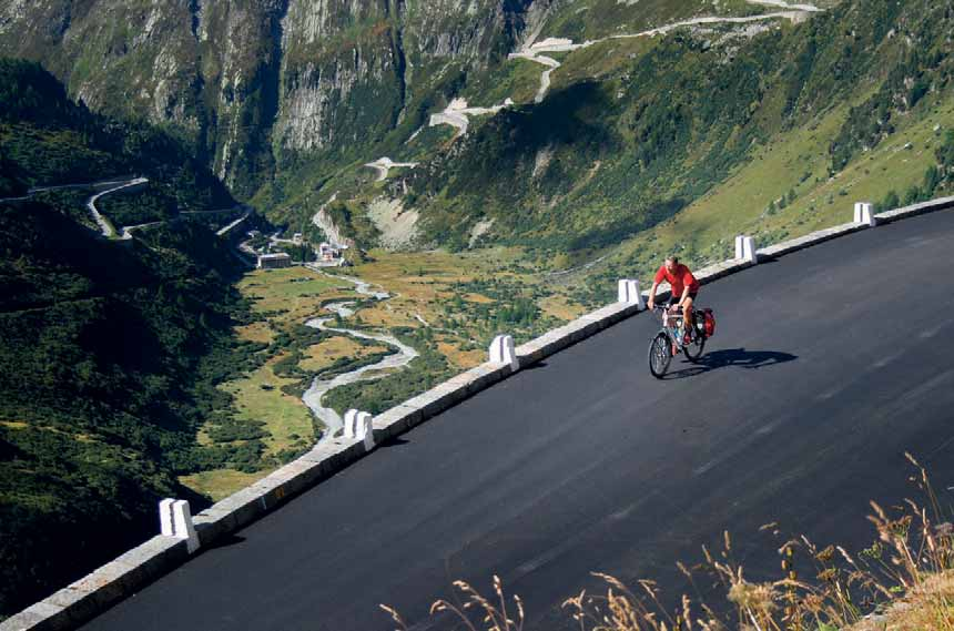 Zicht op gehucht Gletsch, de splitsing tussen Furka en Grimsel. Furkapass ³2436 m Als perfecte voorbereiding op de Furka pass bekeek ik thuis James Bonds Goldfinger.