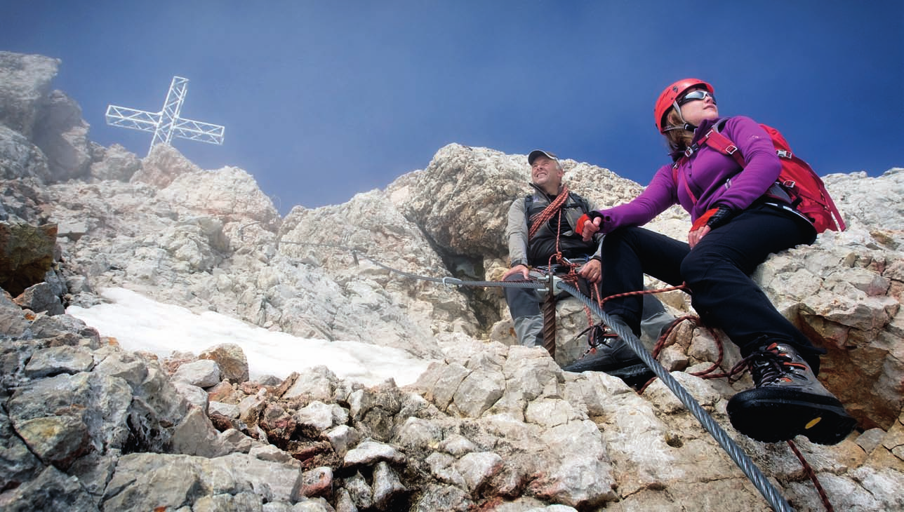 Bijna bij het topkruis van de Dachstein (2995 m). Wat is een klettersteig?