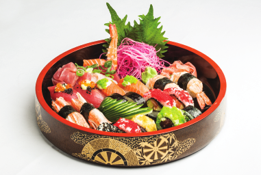 Combi schotel Combi Platters Een fijne selectie van nigiri & maki sushi van de chef in combinatie met een heerlijke mix van sashimi A fine selection of the Chef s daily choice of