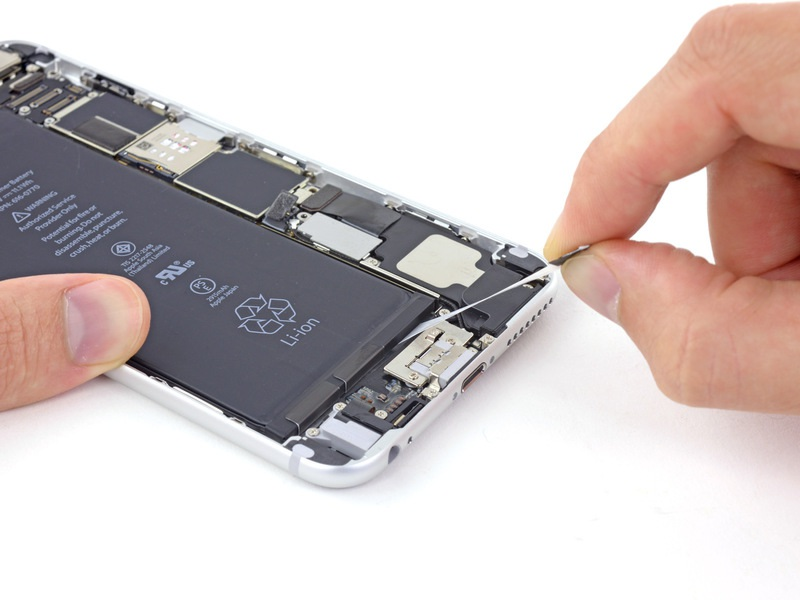 Stap 20 Trek de tab batterij lijm uit de buurt van de batterij naar de onderkant van de iphone.