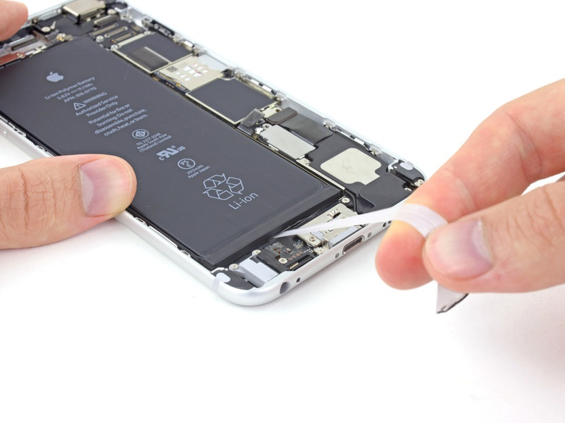 glijden uit van tussen de batterij en de achterzijde geval is, totdat de strip komt vrij van de iphone. Stap 25 Trek de laatste tab batterij lijm van de onderste rand van de batterij.