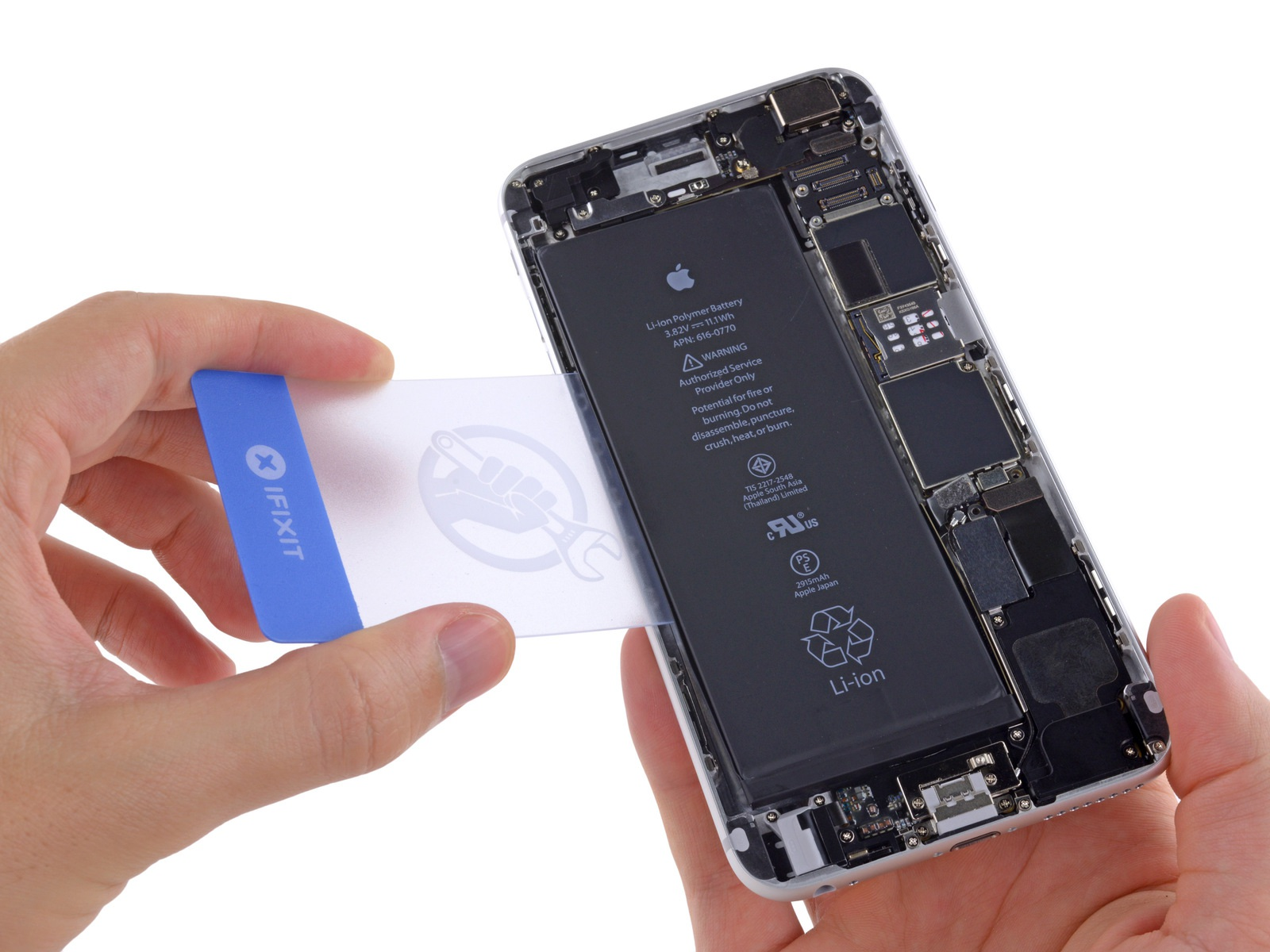 Stap 27 Draai de iphone terug over en plaats een plastic kaartje tussen de linkerkant van de batterij en de achterzijde geval.