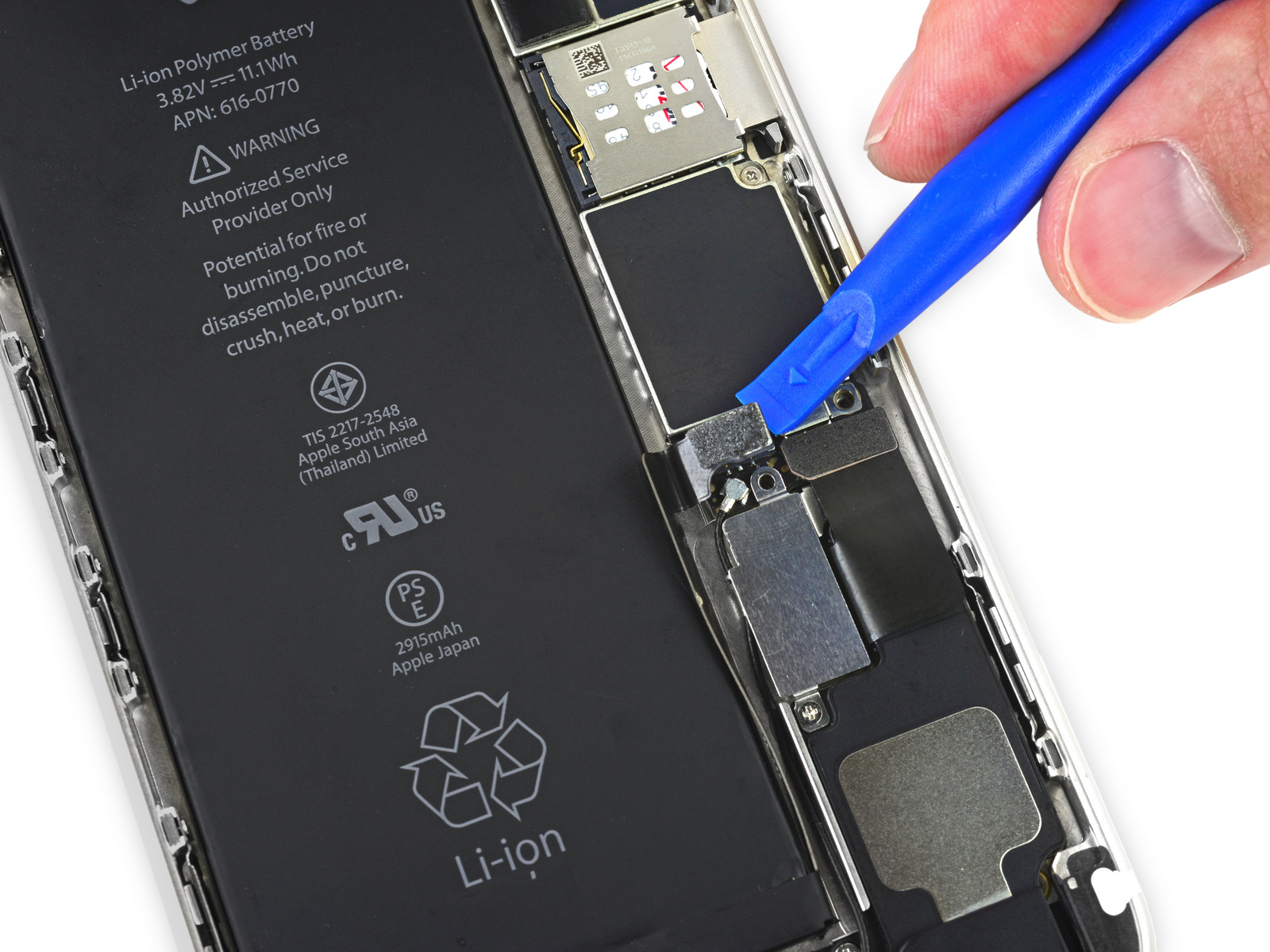 Stap 10 Verwijder de metalen batterij connector beugel van de iphone. Stap 11 Gebruik een kunststof opener om voorzichtig los te wrikken van de batterij connector uit de aansluiting op de printplaat.