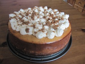 Twee van mijn favorieten gecombineerd: cheesecake en speculaas. Voor de cheesecake heb je nodig: (12-16 personen) 1000 gram roomkaas (het liefst monchou) 200 gram fijne kristalsuiker 4 eieren 3 el.