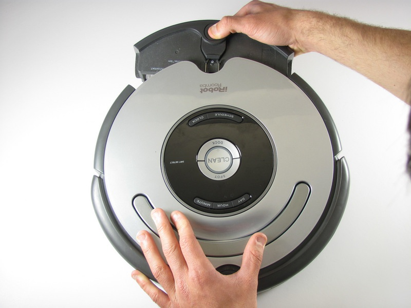 Stap 6 Draai de Roomba terug over, zodat u bekijkt nu de beste Trek de voorbumper om het te verwijderen Wees voorzichtig niet te trekken om moeilijk, want er is de bedrading aan de bumper Verwijder