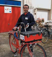 Esmail: Wanneer ik door de wijk fiets, dan zijn er altijd wel mensen die naar me zwaaien. Esmail Ayubi is zo n 10 jaar geleden gevlucht uit Afghanistan.