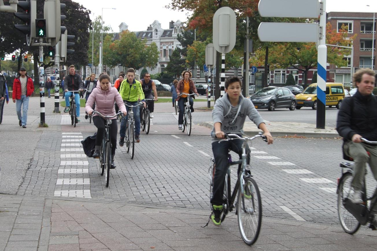 uitgegeven tickets blijkt dat op een zaterdag zo n 3500 fietsers per dag gebruik maken van de bewaakte stalling. Dat aantal is groeiende.