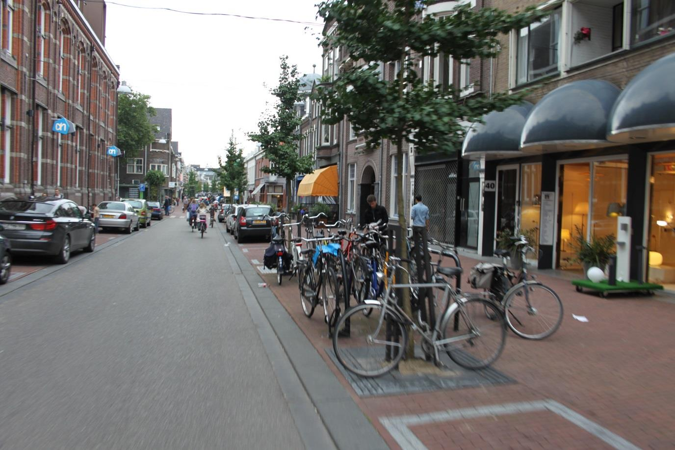 Een belangrijke voorwaarde voor fietsen in twee richtingen is de vrije ruimte in het wegprofiel. Het stelt eisen aan de breedte van het wegprofiel en daarmee aan de ruimte naast de rijbaan.