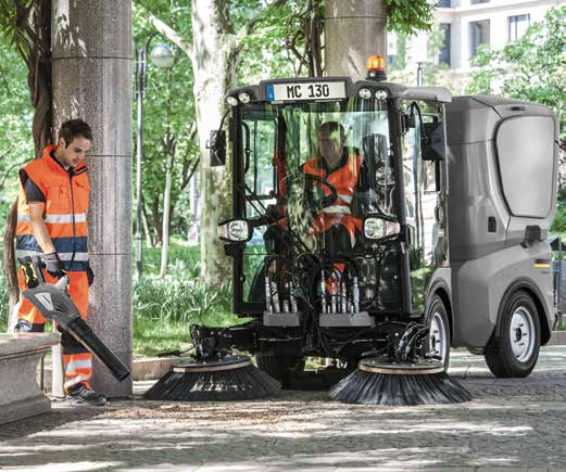 EEN STERK TEAM VOOR ALLE GEMEENTELIJKE TAKEN 1 2 Kettingzaag Afgebroken takken en omgevallen bomen verwijderen Snoeien van bomen en heggen Vellen van kleine en middelgrote bomen Bladblazer Wegblazen