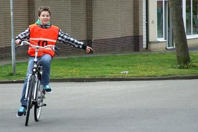 Tijdens het examen worden de leerlingen beoordeeld op: links/rechts kijken achterom kijken richting aangeven juiste plaats op de weg innemen voorsorteren voorrang verlenen kleine bocht naar rechts