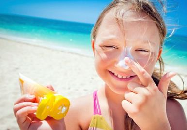 www.countrycamperverhuur.nl 9.3Deallerkleinstenuitdezontussen11en3 Je herkent het vast wel met kleine kinderen; zodra ze kunnen kruipen of lopen kost het veel moeite om ze uit de zon te houden.