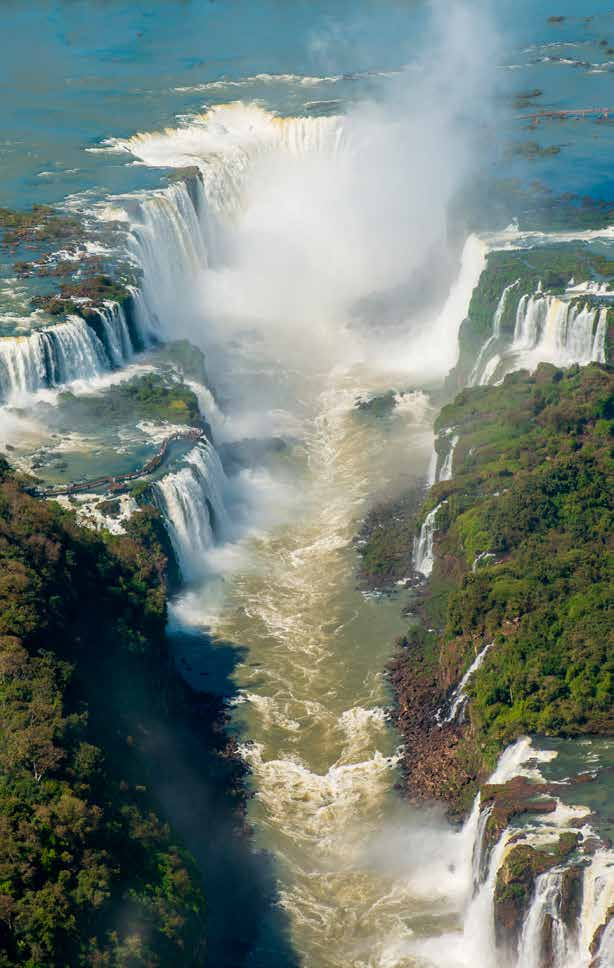 OPMERKING In Iguazú kan er facultatief een boottocht langs en een helikoptervlucht boven de watervallen gemaakt worden. Deze activiteiten zijn ter plaatse te reserveren en te betalen.