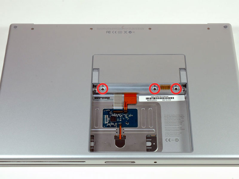 Stap 1 Batterij Gebruik uw vingers om zowel batterij ontgrendelingslipjes uit de buurt van de accu te duwen, en til de batterij uit de computer.