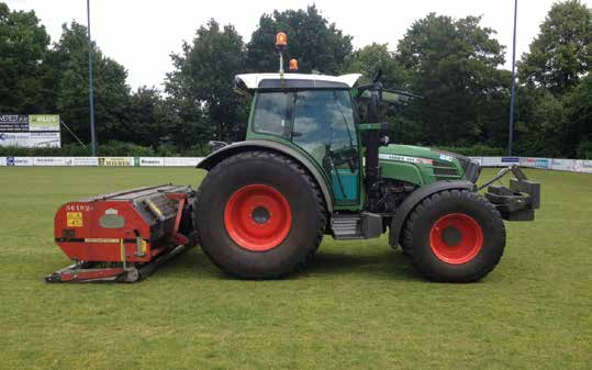 ** SPECIALISTISCH ONDERHOUD ** Vertidrainen: Een bewerking met de vertidrainmachine heeft als doel verdichting in het profiel en in de toplaag te verminderen.