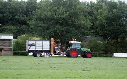 ** PERIODIEK ONDERHOUD ** Vegen (met Trilo zuigwagen): Als de grasmat wordt afgedekt met een teveel aan maaisel zal in het afgedekte gras verstikking, viltvorming, en in het ergste geval afsterving