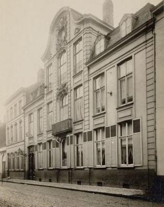 Dit is de woning in de Sint Jacobsnieuwstraat waar architect David kindt uit de 18 de eeuw leefde. Deze woning was vroeger aanzien zoals vele mooie herenhuizen een Hotel.