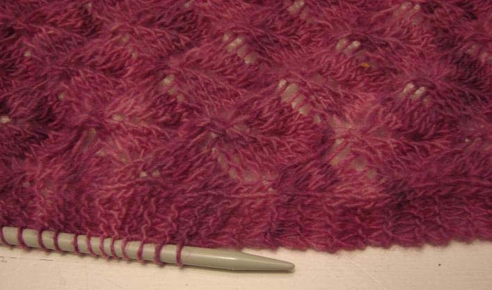 Kanten rand Zet 8 steken op met een sokkennaald (naald zonder knop) Met deze 8 steken brei je een rand die je al breiend aan het middenpaneel van de sjaal vastmaakt.