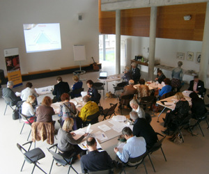 Reportage slotconferentie FIT-project GGZ Oost Brabant 12 april 2012 Familiebeleid - Van papier naar praktijk In 2011 is gestart met het project Familie in Triade, ofwel het FIT-project.