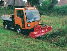 UNI-Klepelmaaier UMT UNI-KLEPELMAAIER UMT 10 / 13 / 15 / 18 De universele inzetbare maai-, mulch en verkleiningsmachine UMT zijn door hun compacte bouw bijzonder geschikt voor kleine