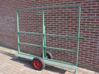 Code: W102 Een eenmanswagen op harde rubber wielen, in de afmetingen lxbxh 2000x500x1600 mm, de laadplank is 180 mm breed, de resteel hoogte is 1500 mm.