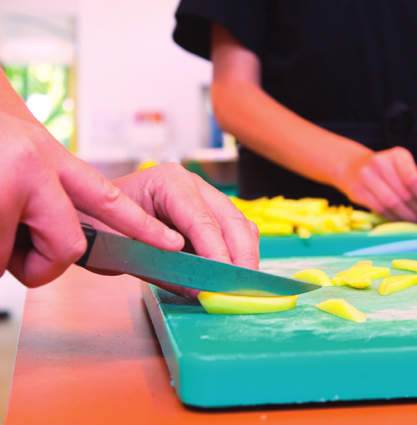 Economie Horeca In de horeca wordt dagelijks veel werk verzet. De werkzaamheden worden verdeeld over de verschillende medewerkers met ieder hun eigen taken.