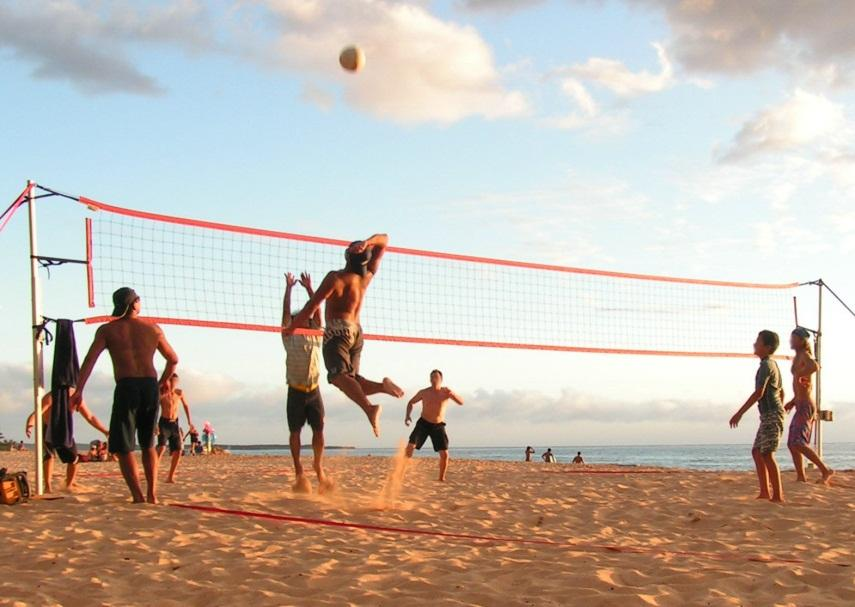 Juni Een sportief uitje voor de hele familie. Populaire sporten als beachvolleybal, soccer, tennis, disc golf of foot volley.