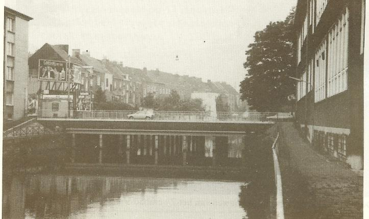 De Nieuwenbosbrug en de Lousbergbrug. De 2 bruggen werden bijna tezelfdertijd aangepakt bij het leggen van de eerste bruggen.