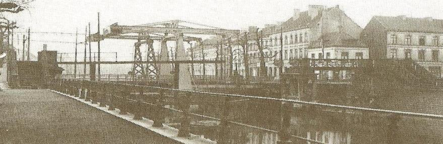 Lousbergbrug met de voetgangersbrug-passerel aan de Visserij met links het einde van de Tweebruggenstraat en rechts het begin van de Kasteellaan omstreeks 1910.