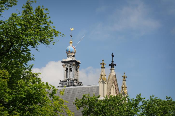 Keizersgracht 241 adembenemend, mogelijkheden, rijke historie, voor de echte grachtenliefhebber die creatief wil denken! De locatie: Het herenhuis is gelegen aan de Keizersgracht.