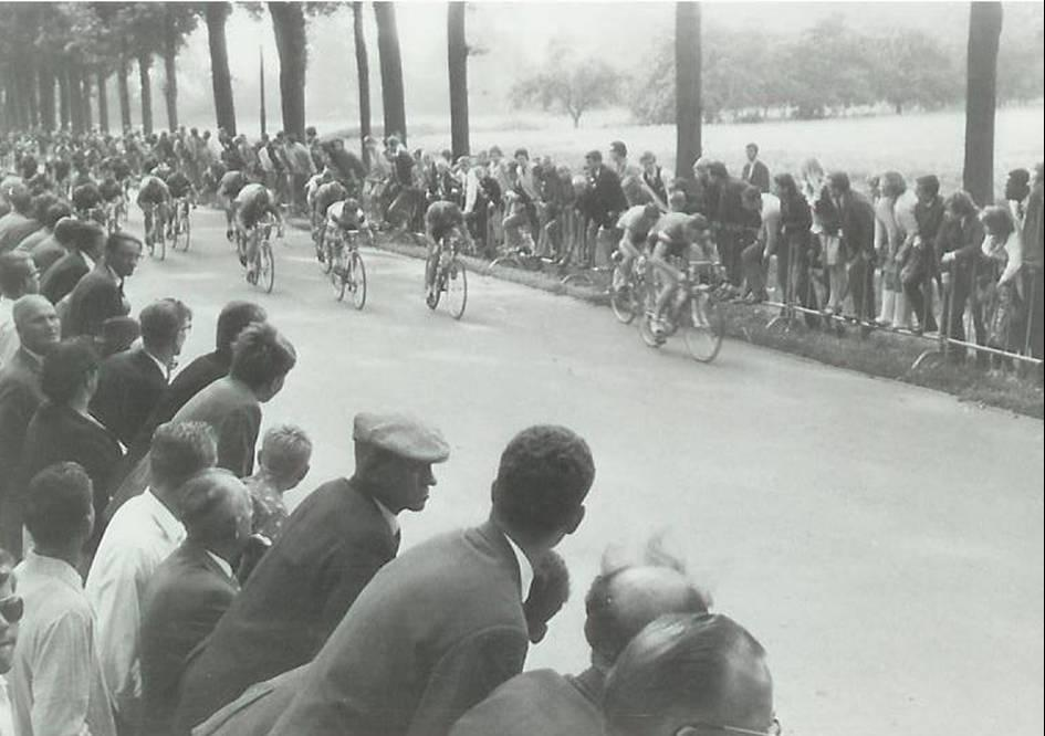 Huldiging van Ab ter Maten als winnaar van Tour de Junior, 1963. Ab Ter Maten schrijft zich in 1960 als 13-jarige in als deelnemer aan de Tour de Junior, terwijl hij pas 12 jaar is.