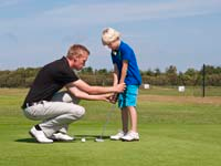 Woensdag* en zaterdag 11.00-12.00 *Aprilseptember Woensdag* en zaterdag 11.00 *Aprilseptember Op aanvraag Gehele jaar Maandag 19.30 21.00 Golfintroductie Op Golfbaan De Texelse kunt u d.m.v. een introductieles kennismaken met de golfsport.