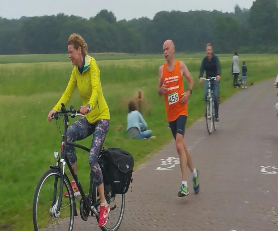 Vervolg Wilde manen en kale koppen Afijn, het startschot klonk en de meute vertrok. Ik liep strak tempo, voelde goed. Na een paar kilometer begonnen we de lopers van de 10 km in te halen.