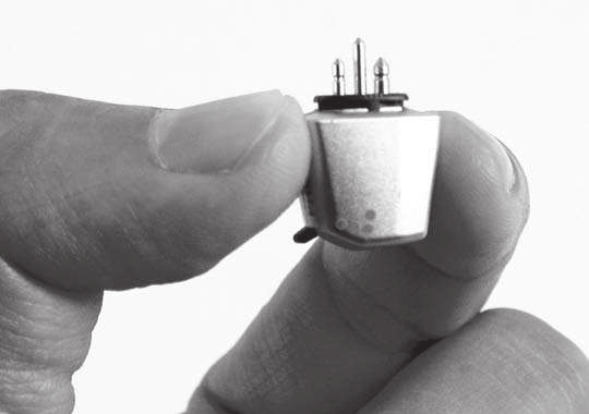 Auria iconnect -adaptor WAARSCHUWING: De Auria kleurkapjes, het metalen contact aan de binnenkant van de kleurkapjes, oorhaakjes en het batterijcompartiment van de iconnect kunnen bij inslikken